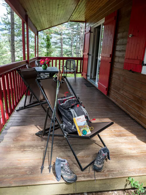 Location - Chalet Standard Cabane Mezzanine 25M² - 1 Chambre + Terrasse Couverte - - image n°4 - Flower Camping la Pinède