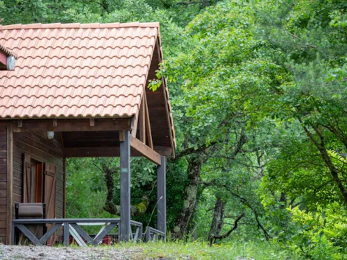 Location - Chalet Standard Cabane Mezzanine 25M² - 1 Chambre + Terrasse Couverte - - image n°3 - Flower Camping la Pinède