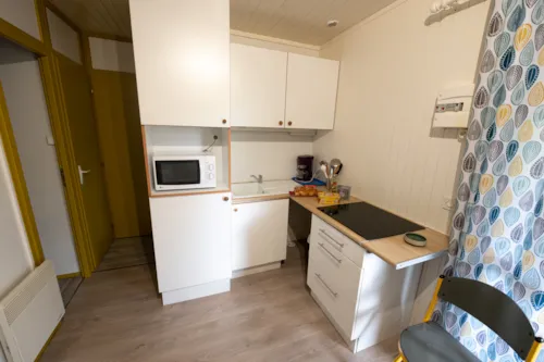 Location - Chalet Confort Authentik 34M² - 2 Chambres + Terrasse Couverte - - image n°7 - Flower Camping la Pinède