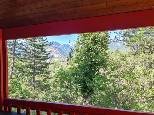 Location - Chalet Confort Authentik 34M² - 2 Chambres + Terrasse Couverte - - image n°3 - Flower Camping la Pinède
