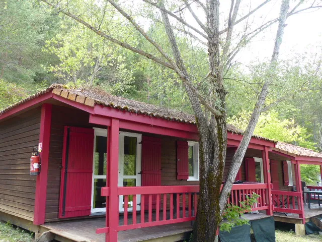 Mietunterkunft - Hütte Confort Authentik 34M² - 2 Schlafzimmer + Überdachte Terrasse - - Flower Camping la Pinède