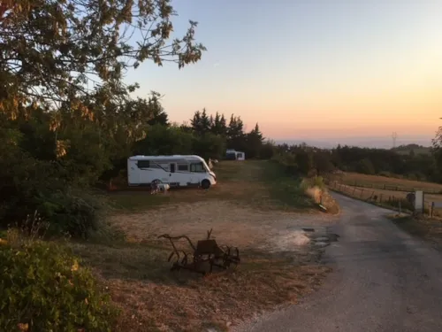 Emplacement - Emplacement Camping + Tente Ou Caravane + 1 Véhicule Ou Camping-Car (Hors Électricité Et Hors Taxe De Séjour) - image n°8 - FERME DE SIMONDON : Camping & Gîtes & Chambres d'Hôtes