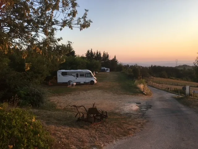Emplacement Camping Incluant 2 Pers. + Tente Ou Caravane + 1 Véhicule Ou Camping-Car (Hors Électricité Et Hors Taxe De Séjour)