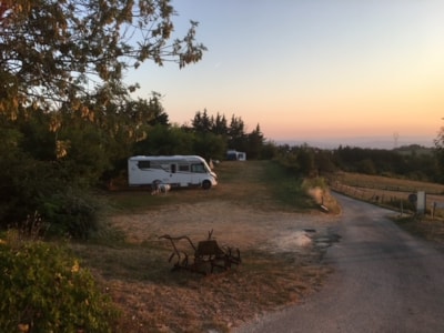 Camping pitch + tent or caravan + 1 vehicle or motorhome (excluding electricity and tourist tax)