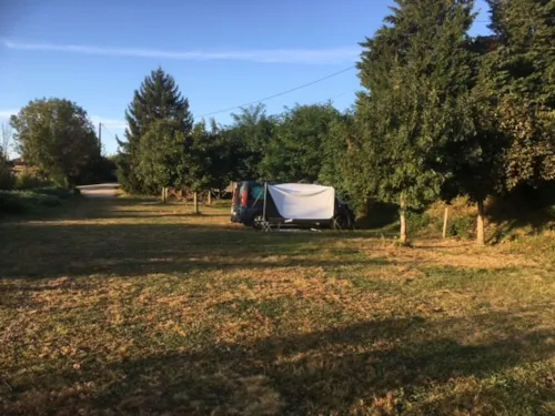 Emplacement - Emplacement Camping + Tente Ou Caravane + 1 Véhicule Ou Camping-Car (Hors Électricité Et Hors Taxe De Séjour) - image n°9 - FERME DE SIMONDON : Camping & Gîtes & Chambres d'Hôtes