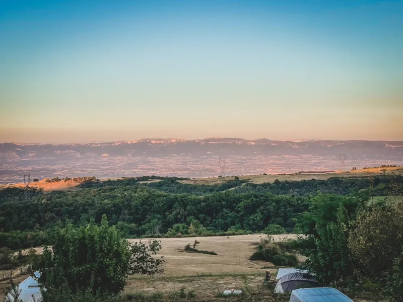 Emplacement Camping Incluant 2 Pers. + Tente Ou Caravane + 1 Véhicule Ou Camping-Car (Hors Électricité Et Hors Taxe De Séjour)