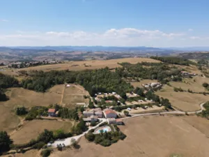 Emplacement - Kampeerplaats + tent of caravan + 1 voertuig of camper (exclusief elektriciteit en toeristenbelasting) - FERME DE SIMONDON : Camping & Gîtes & Chambres d'Hôtes