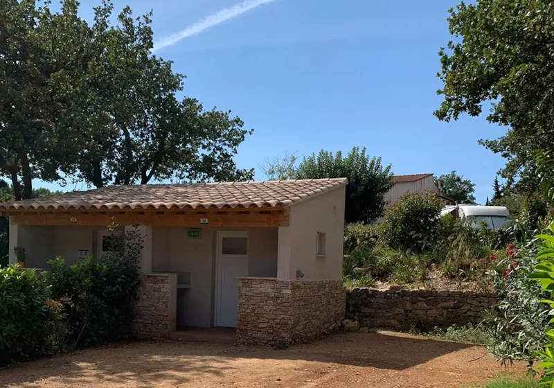 Emplacement Grand Confort Avec Sanitaire Individuel + Plancha