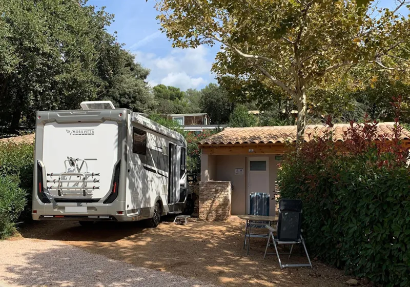 Emplacement Grand Confort Avec Sanitaire Individuel + Plancha