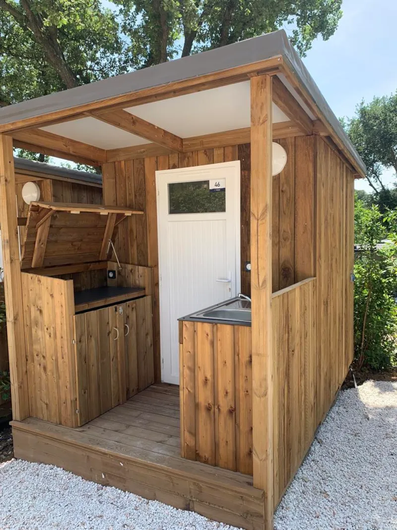 Emplacement Avec Sanitaire Individuel Uniquement Pour Caravane Ou Camping Car + Électricité 10A