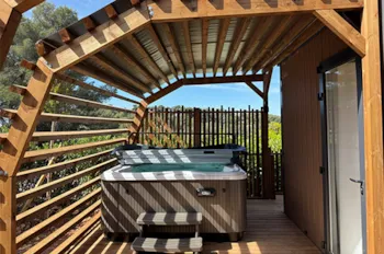 Mietunterkunft - Taos Luxe 40M2 Überdachte Terrasse + Privates Jacuzzi - 6 Pers / 2 Bäder - Klimaanlage + Wäscheset Inklusive - Campasun Camping Mas de Pierredon