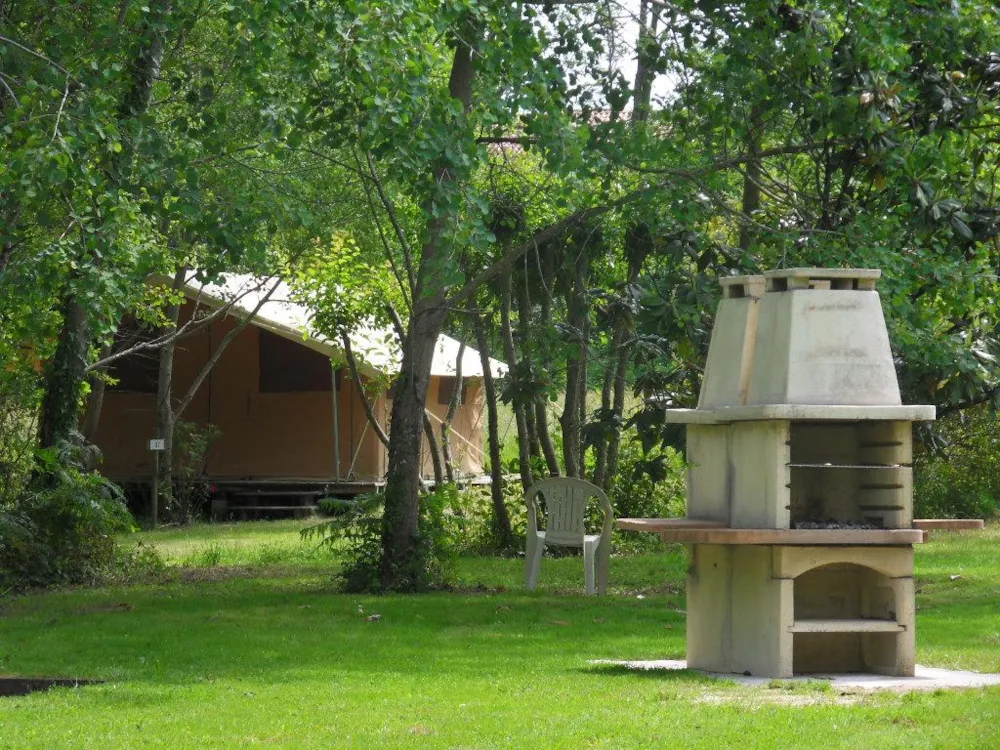 Mietunterkunft - Ausgestattetes Zelt Safari 16 M²/ Gemeinsamer Sanitärausstattung - CAMPING ETCHE ZAHAR