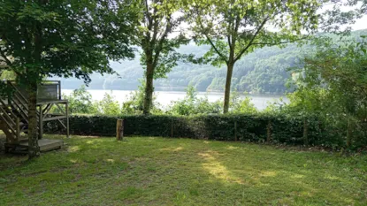 Piazzola Confort (Tenda, Roulotte, Camper / 1 Auto / Elettricità 6A) - Vista Lago