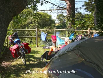 Stellplatz - Stellplatz Nature (Zelt, Wohnwagen, Wohnmobil / 1 Auto) Ohne Strom - Camping L'Escapade