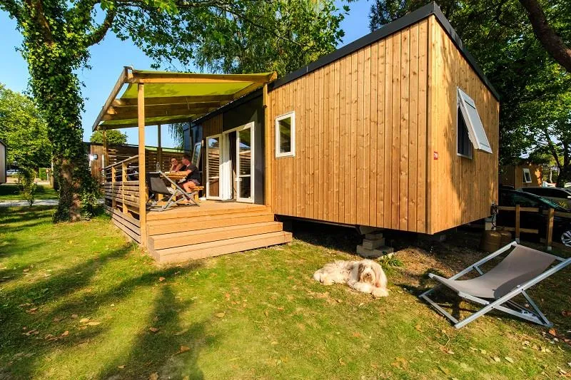 Mietunterkunft - Mobilheime Privilège 2 Zimmer Halbüberdachte Terrasse - Camping Eden Villages Le Domaine de Bréhadour