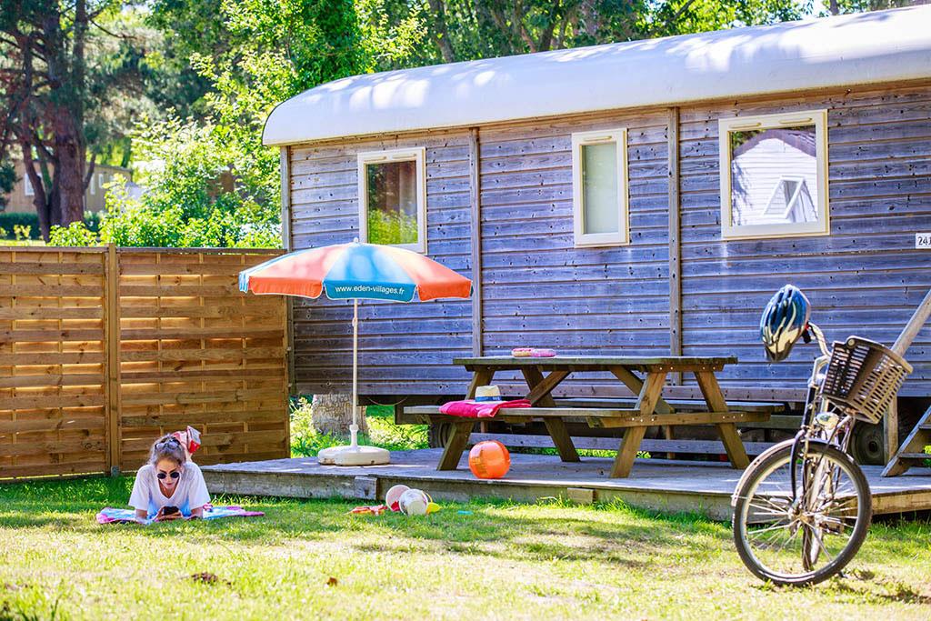 Accommodation - Gipsycar 2 Bedrooms - Camping Eden Villages Le Domaine de Bréhadour