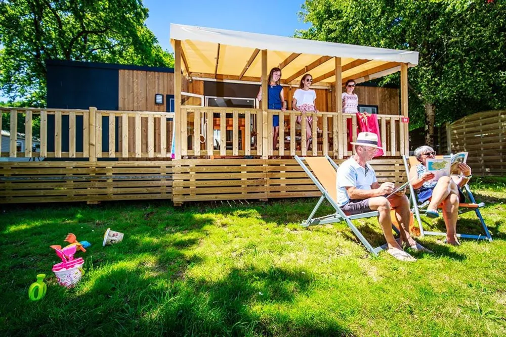 Mietunterkunft - Mobilheime Privilège 4 Zimmer Halbüberdachte Terrasse - Camping Eden Villages Le Domaine de Bréhadour