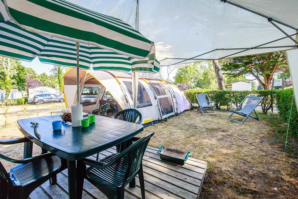 Stellplatz - Confort Stellplatz + Fahrzeug + Strom - Camping Eden Villages Le Domaine de Bréhadour