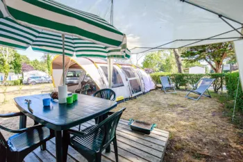 Stellplatz - Confort Stellplatz + Fahrzeug + Strom - Camping Eden Villages Le Domaine de Bréhadour