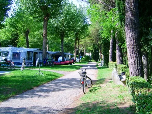 Piazzola : auto + tenda/roulotte o camper + elettricità