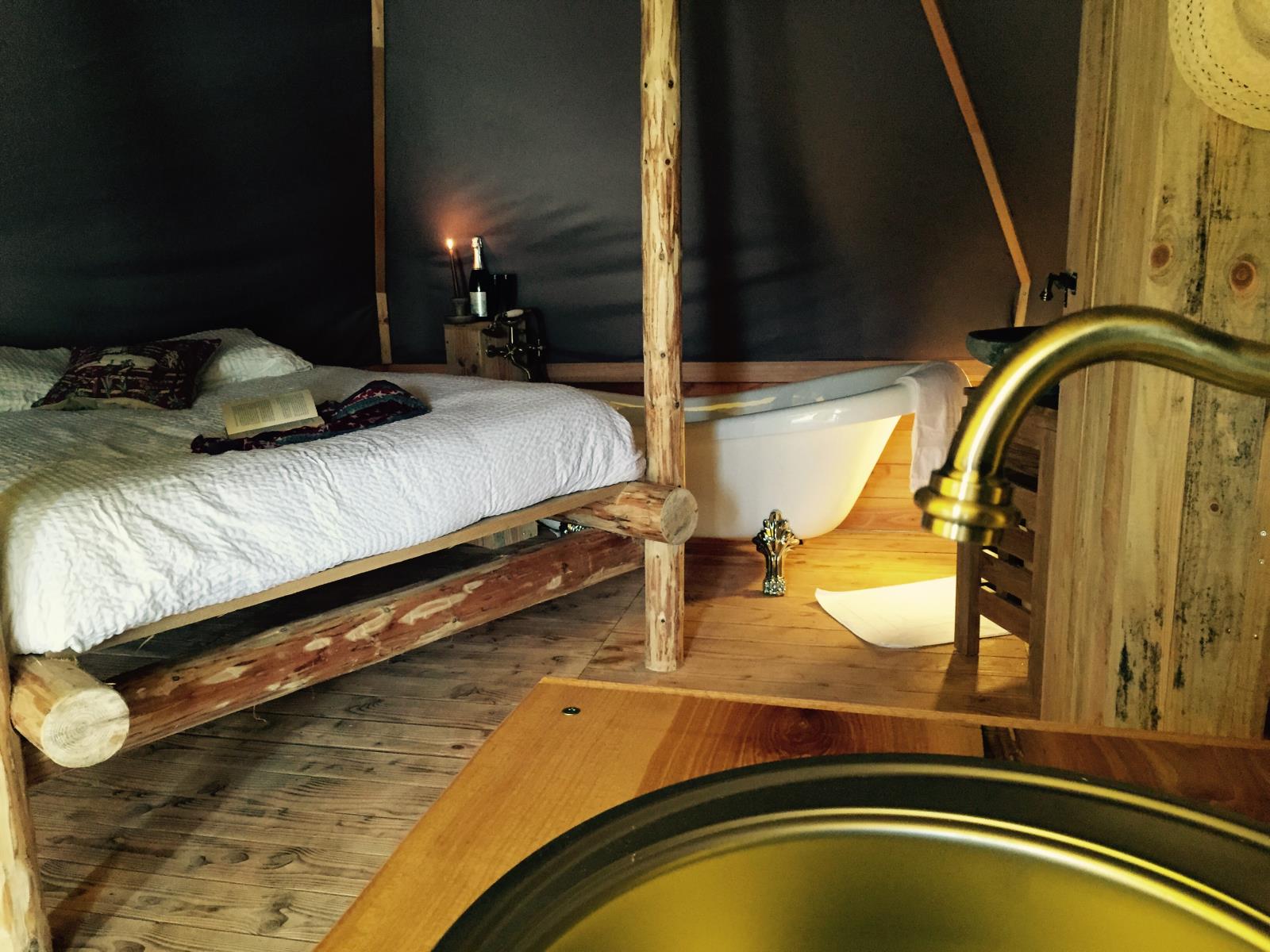 Huuraccommodatie - Lodge Venezia - 18M² - 1 (Slaap)Kamer, Barok, Romantisch Met Zijn Badkuip - Camping Ecologique LA ROCHE D'ULLY