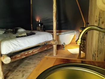 Mietunterkunft - Lodge Venezia - 18M² - Barock Und Romantisch Mit Seiner Antik-Badewanne Mit Frühstück Inklusive. - Camping Ecologique LA ROCHE D'ULLY