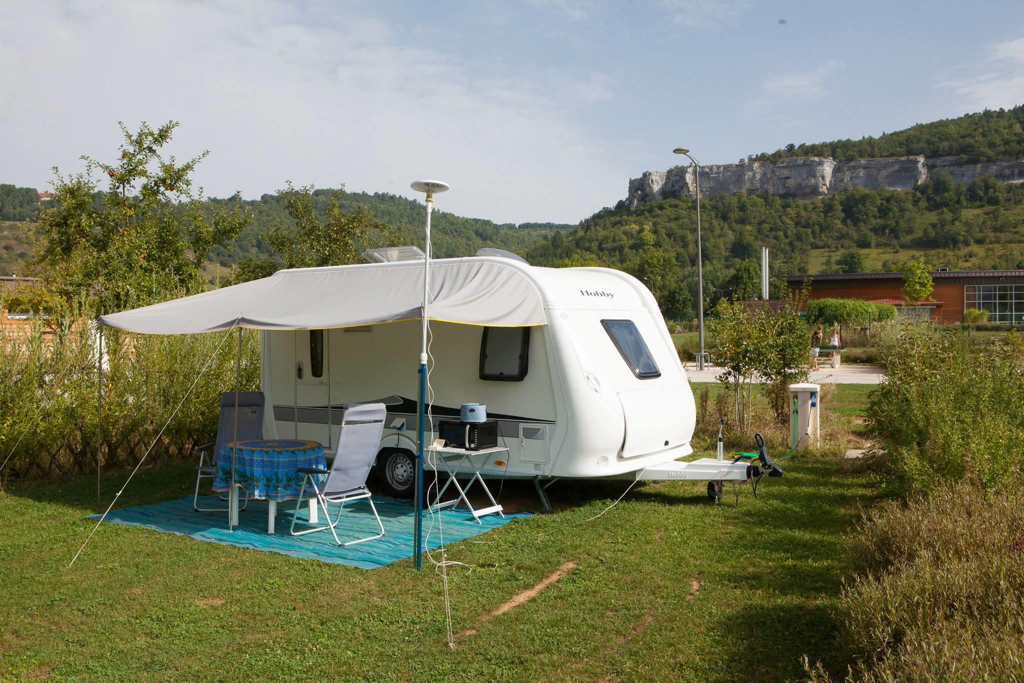 Kampeerplaats - Basisprijs Comfortplaats : 2 Pers. + Voertuig + Elektriciteit / 120 M² - Camping Ecologique LA ROCHE D'ULLY