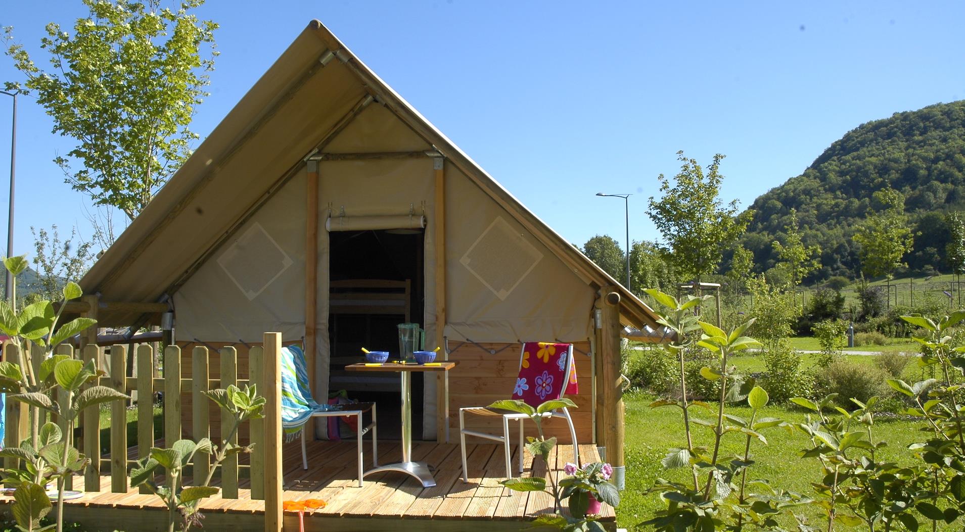 Huuraccommodatie - Lodge Canadienne Voor Gehandicapte Persoon, De Tent Comfort Voor 2, Toegankelijk Voor De Rolstoelen - Camping Ecologique LA ROCHE D'ULLY