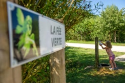 Kampeerplaats(en) - Basisprijs Natuurplaats : De Traditionele Plaats Zonder Electriteit / 120 M² - Camping Ecologique LA ROCHE D'ULLY