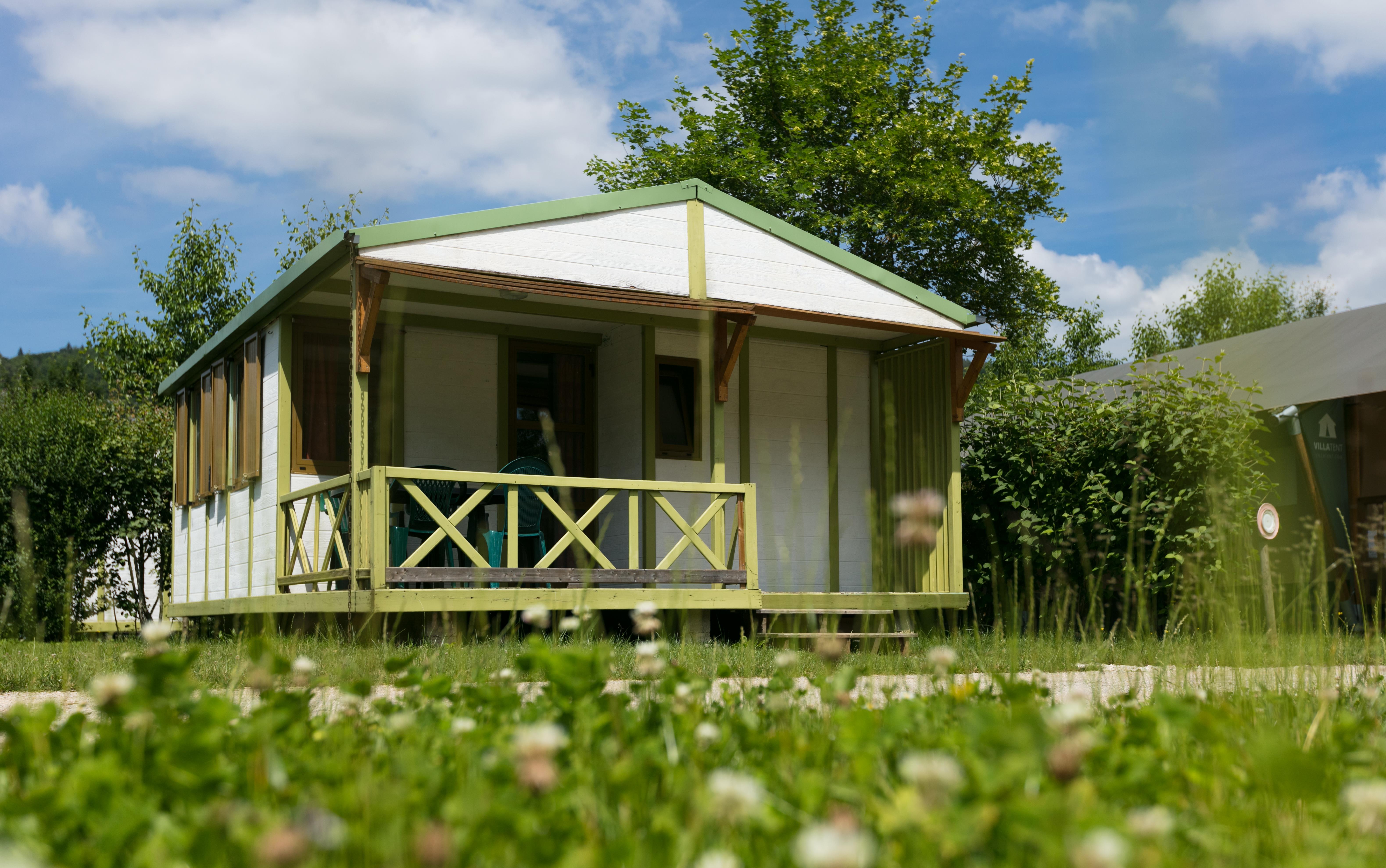 Huuraccommodatie - Cottage Gabelou - 25M² - 2 Slaapkamers, Het Traditionele Chalet - Camping Ecologique LA ROCHE D'ULLY
