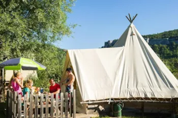 Mietunterkunft - Trapper-Lodge 18M² - 2 Zimmer - Ohne Sanitäranlagen, Tipi - Camping Ecologique LA ROCHE D'ULLY