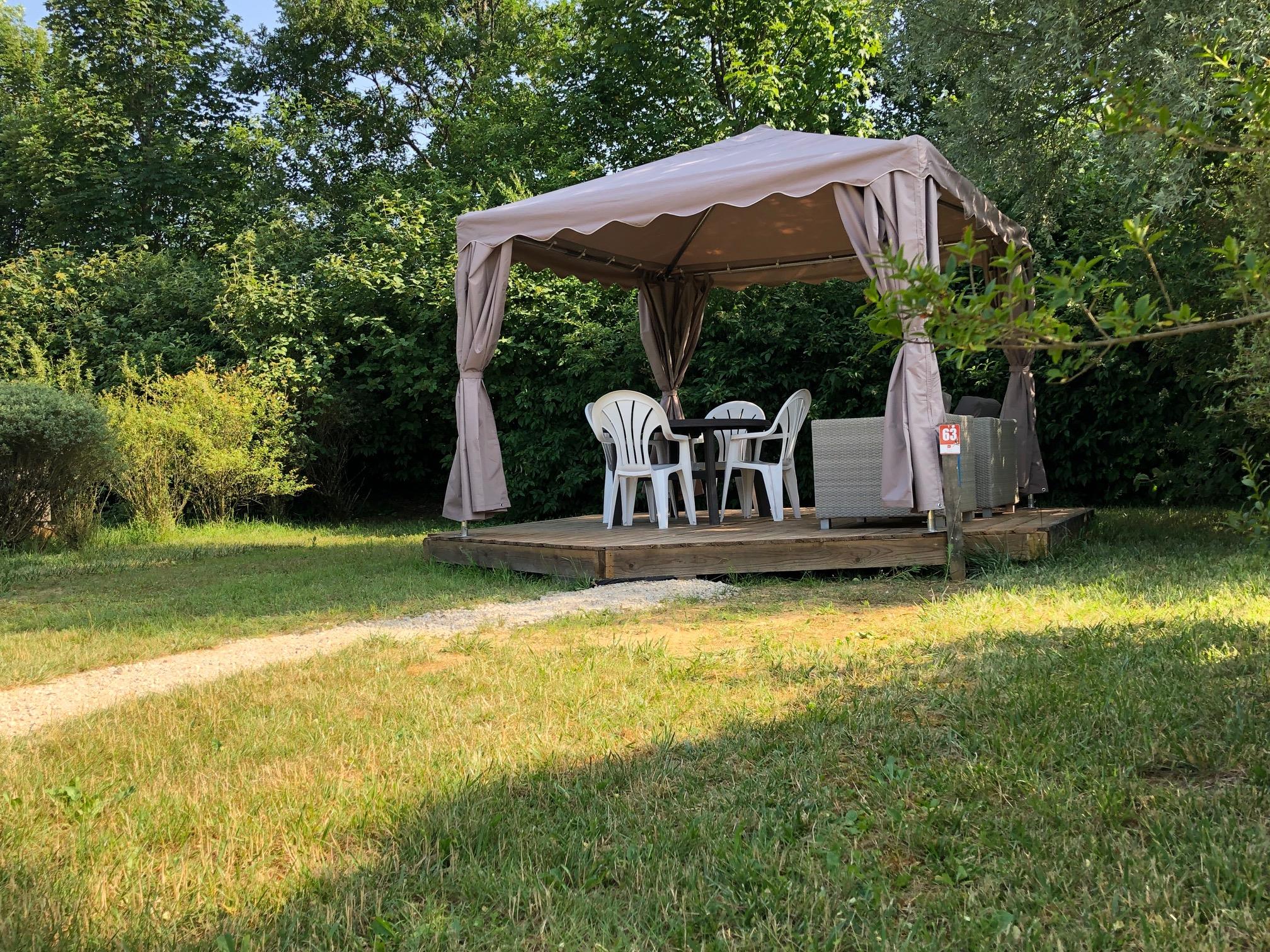 Pitch - Package Plénitude : 2 People + Car + Electricity  + Covered Terrace + 4 Garden Chairs + 2 Relax Chairs - Camping Ecologique LA ROCHE D'ULLY