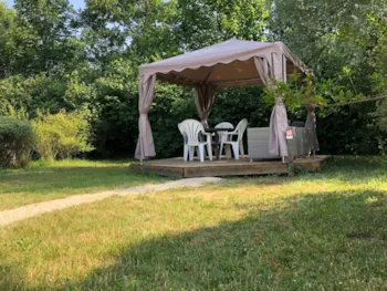 Stellplatz - Pauschale Plénitude : 2 Pers. + Auto + Strom + Überdachte Terrasse + 4 Gartenstühle + 2 Entspannungs-Liegen - Camping Ecologique LA ROCHE D'ULLY