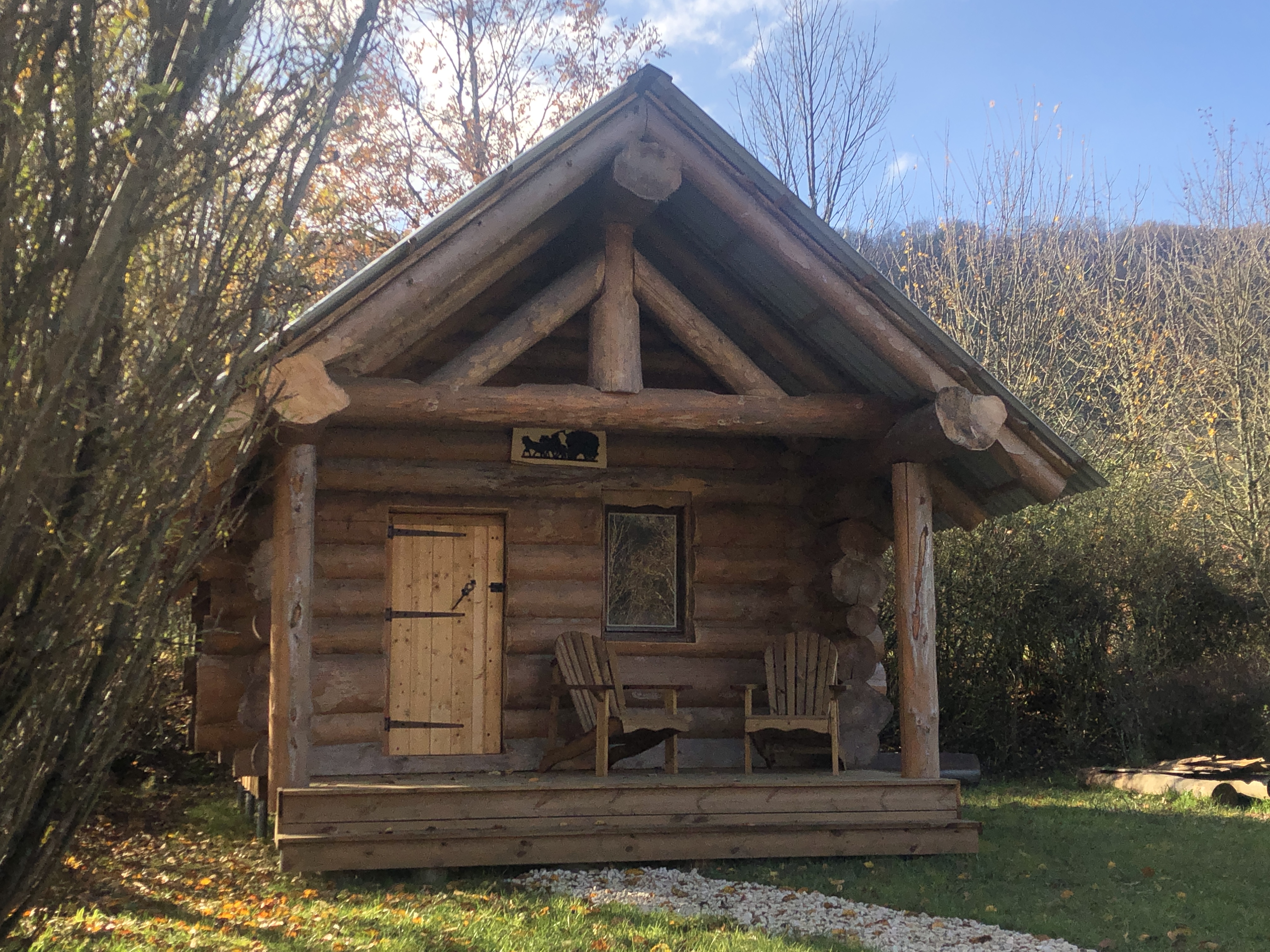 Mietunterkunft - Cottage Valdône - 24M2- 2 Schlafzimmer, Hütte Aus Echten Holzscheiben - Camping Ecologique LA ROCHE D'ULLY