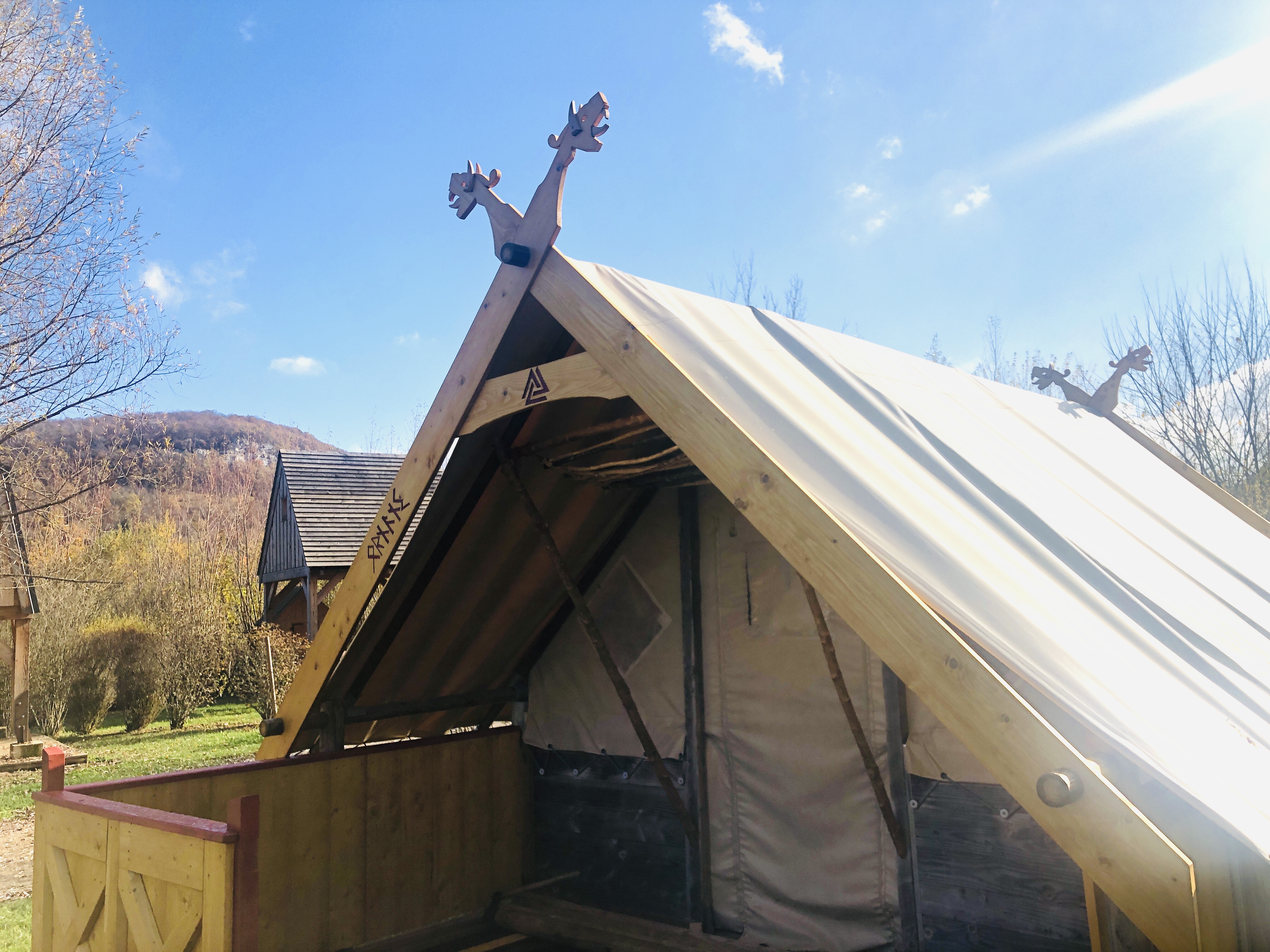 Location - Lodge Skàli - 15M² - 2 Chambres - Sans Sanitaires, Une Tente Confort En Style Viking! - Camping La Roche d'Ully