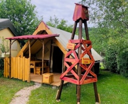 Huuraccommodatie(s) - Lodge De L'orpailleur - 15M² - 2 Slaapkamers - Geen Toilet, In Ambiance Far West ! - Camping Ecologique LA ROCHE D'ULLY