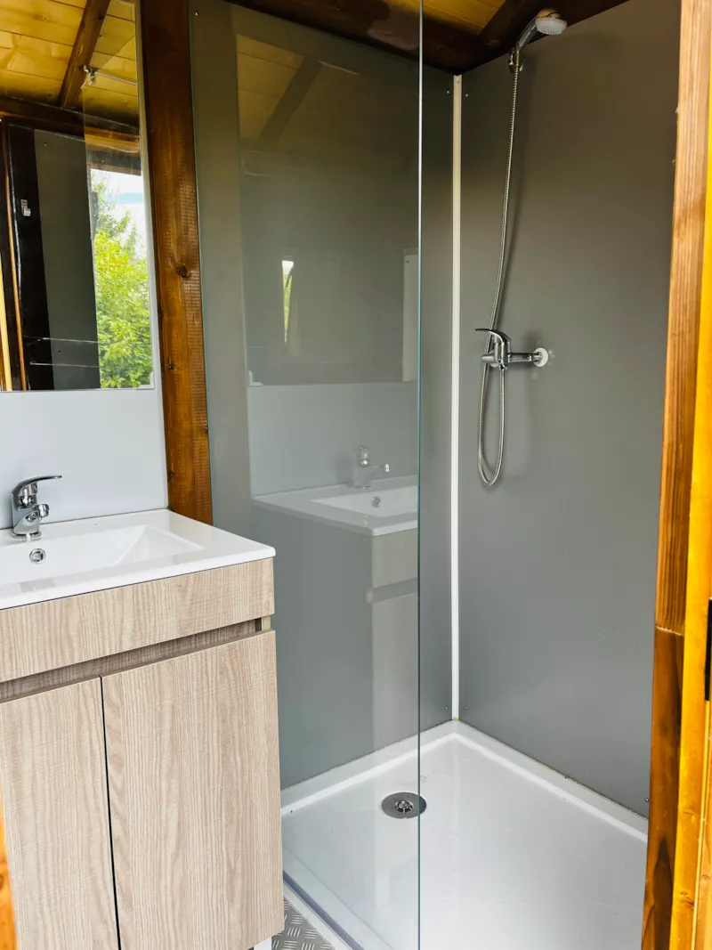 Forfait Premium : 2 Pers. + Sanitaire Individuel + Voiture + Électricité  / 120 M²