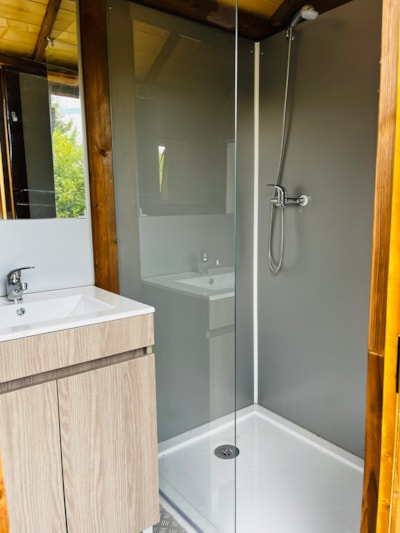 Premium Package: 2 people + private bathroom facilities + car + electricity / 120 m²