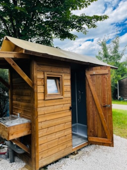 Pitch - Premium Package: 2 People. + Individual Toilet + Car + Electricity / 120 M² - Camping Ecologique LA ROCHE D'ULLY