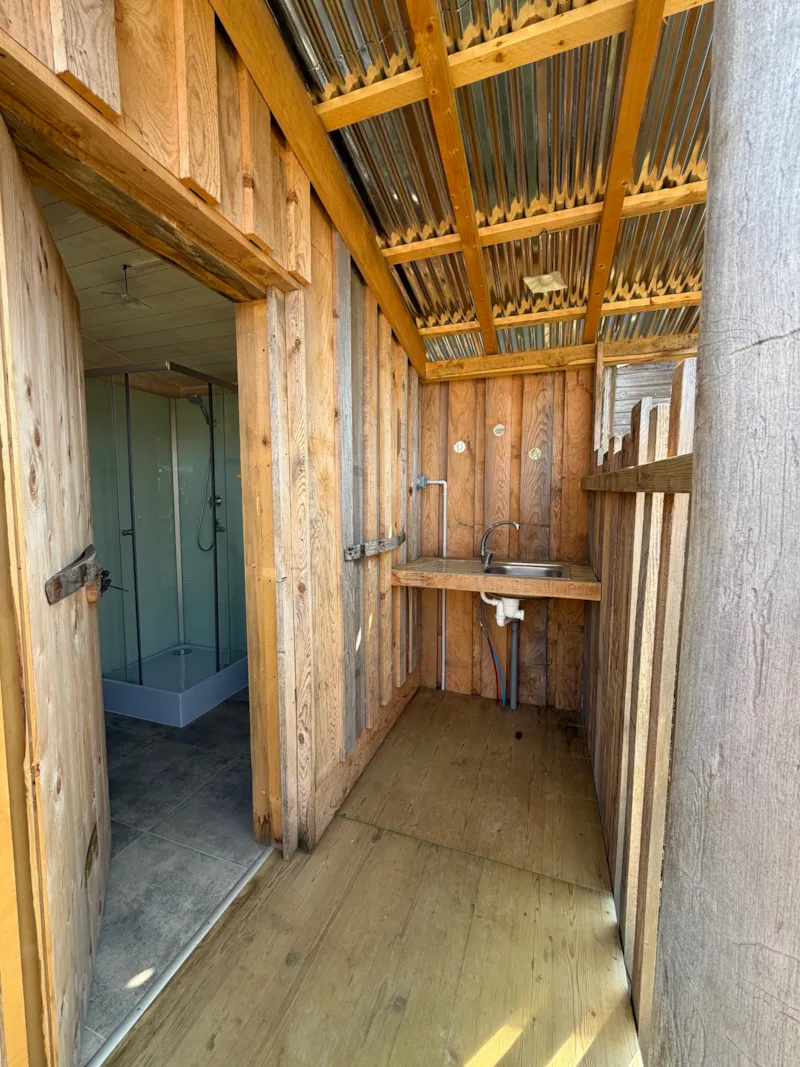 Forfait Plénitude : 2 Pers. + Sanitaire Individuel + Toilettes Sèches + Voiture + Électricité/120 M²