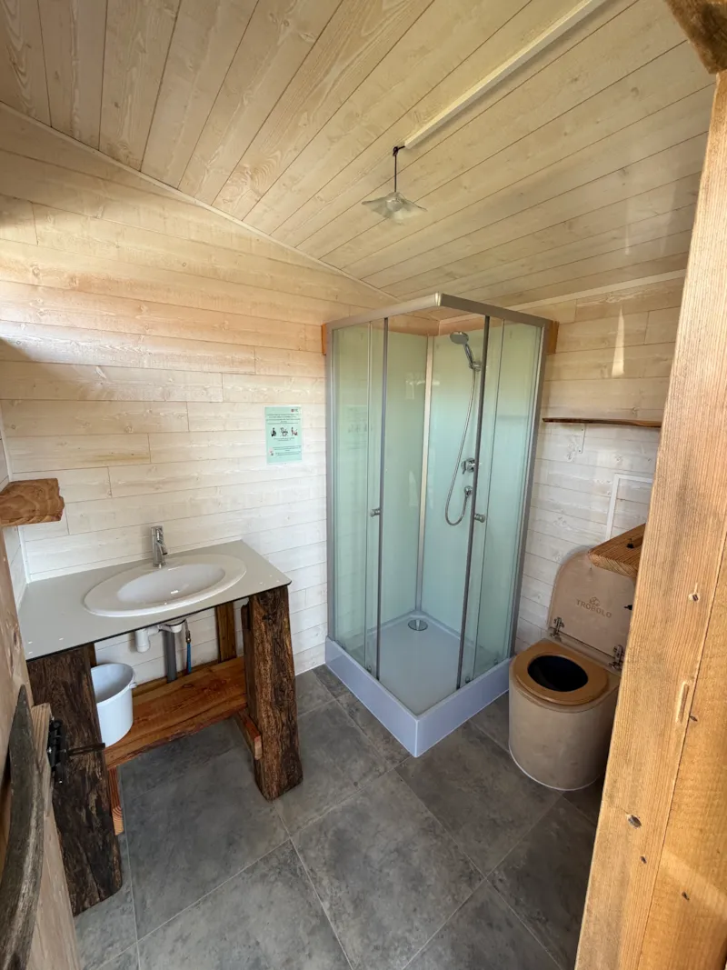 Forfait Plénitude : 2 Pers. + Sanitaire Individuel + Toilettes Sèches + Voiture + Électricité/120 M²