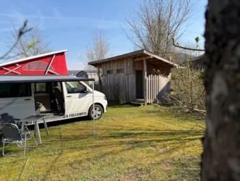 Stellplatz - Plénitude Package: 2 Personen + Einzelbad + Trockentoiletten + Auto + Strom / 120 M² - Domaine La Roche D'Ully ****