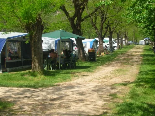 Stellplatz - Stellplatz (1 Zelt, Wohnwagen Oder Wohnmobil / 1 Auto / Stromanschluss 10 A) - image n°6 - CAMPING LES FOULONS