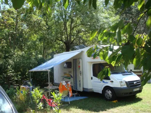 Stellplatz - Stellplatz (1 Zelt, Wohnwagen Oder Wohnmobil / 1 Auto / Stromanschluss 10 A) - image n°3 - CAMPING LES FOULONS