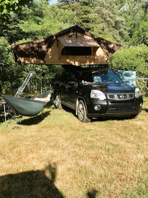 Stellplatz - Stellplatz (1 Zelt, Wohnwagen Oder Wohnmobil / 1 Auto / Stromanschluss 10 A) - image n°2 - CAMPING LES FOULONS
