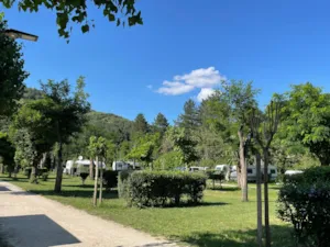 Emplacement - Standplaats (1 tent, caravan of camper / 1 auto / elektriciteit 10A) - CAMPING LES FOULONS