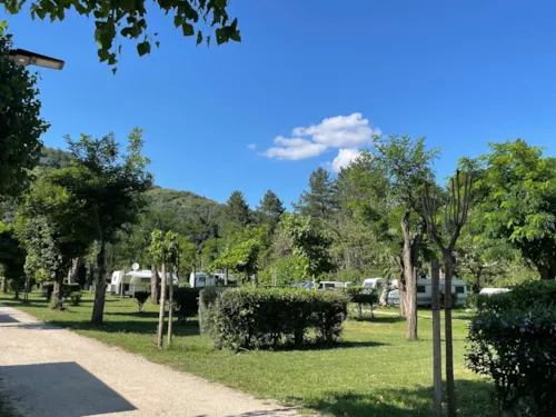 Stellplatz - Stellplatz (1 Zelt, Wohnwagen Oder Wohnmobil / 1 Auto / Stromanschluss 10 A) - image n°1 - CAMPING LES FOULONS