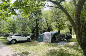 Emplacement - Emplacement : voiture + tente + 1 remorque / caravane ou camping-car - Camping les Castors ***