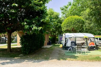 Stellplatz - Stellplatz  'Superior' 90M² Mit Strom Und Badezimmer - Camping Baia Verde