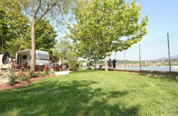 Stellplatz - Stellplatz 'Natural Green' 70/90M² Mit Strom - Camping Baia Verde